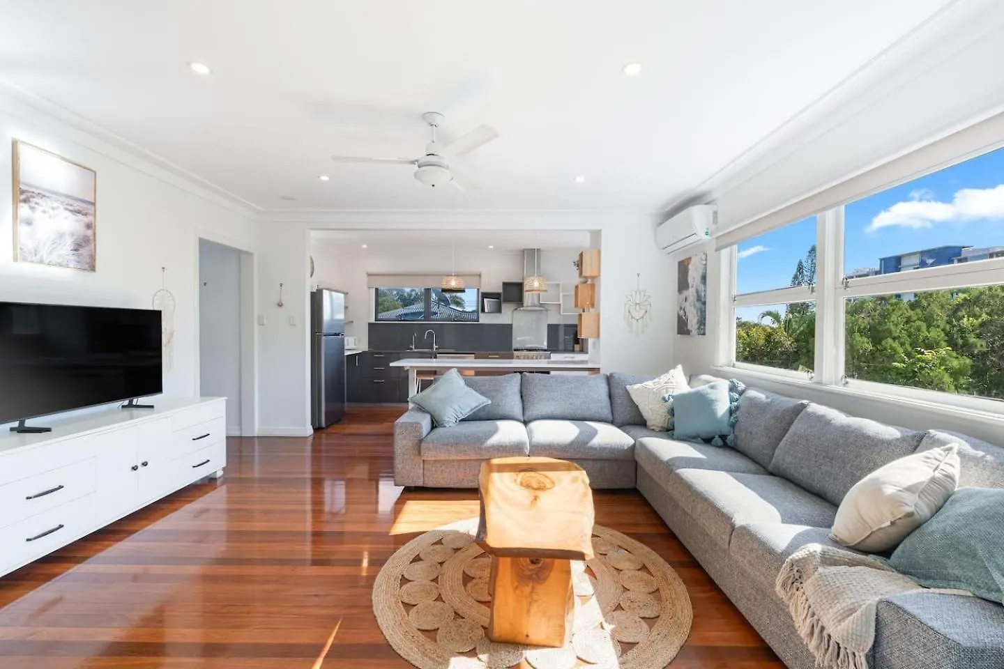 'Highview' Queensland Coastal Charm Steps From Beach Urangan